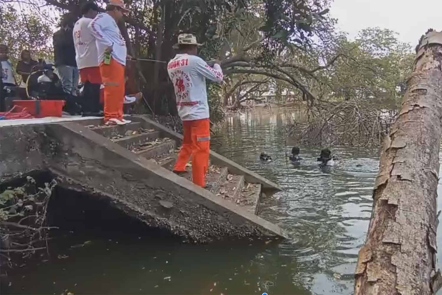 Дайверы обыскивают озеро в поисках пропавшей жены