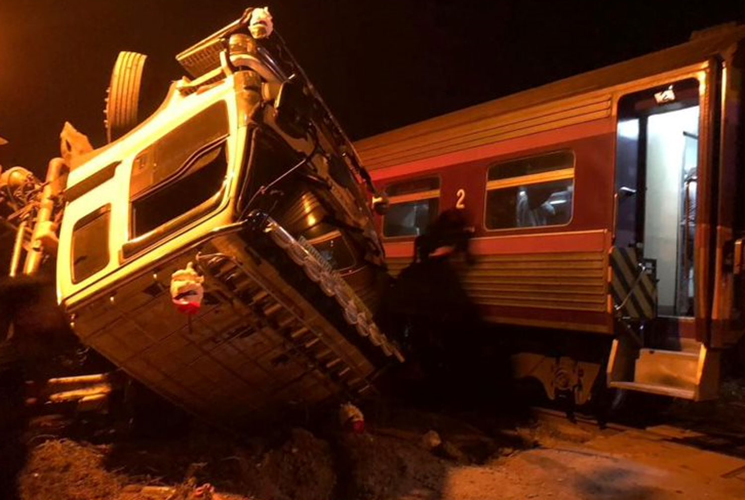 Один погиб, пятеро пострадали в результате столкновения поезда с грузовиком