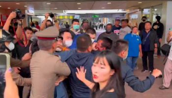 Движение вперед призвано призвать демонстрантов прекратить оскорблять королевскую семью