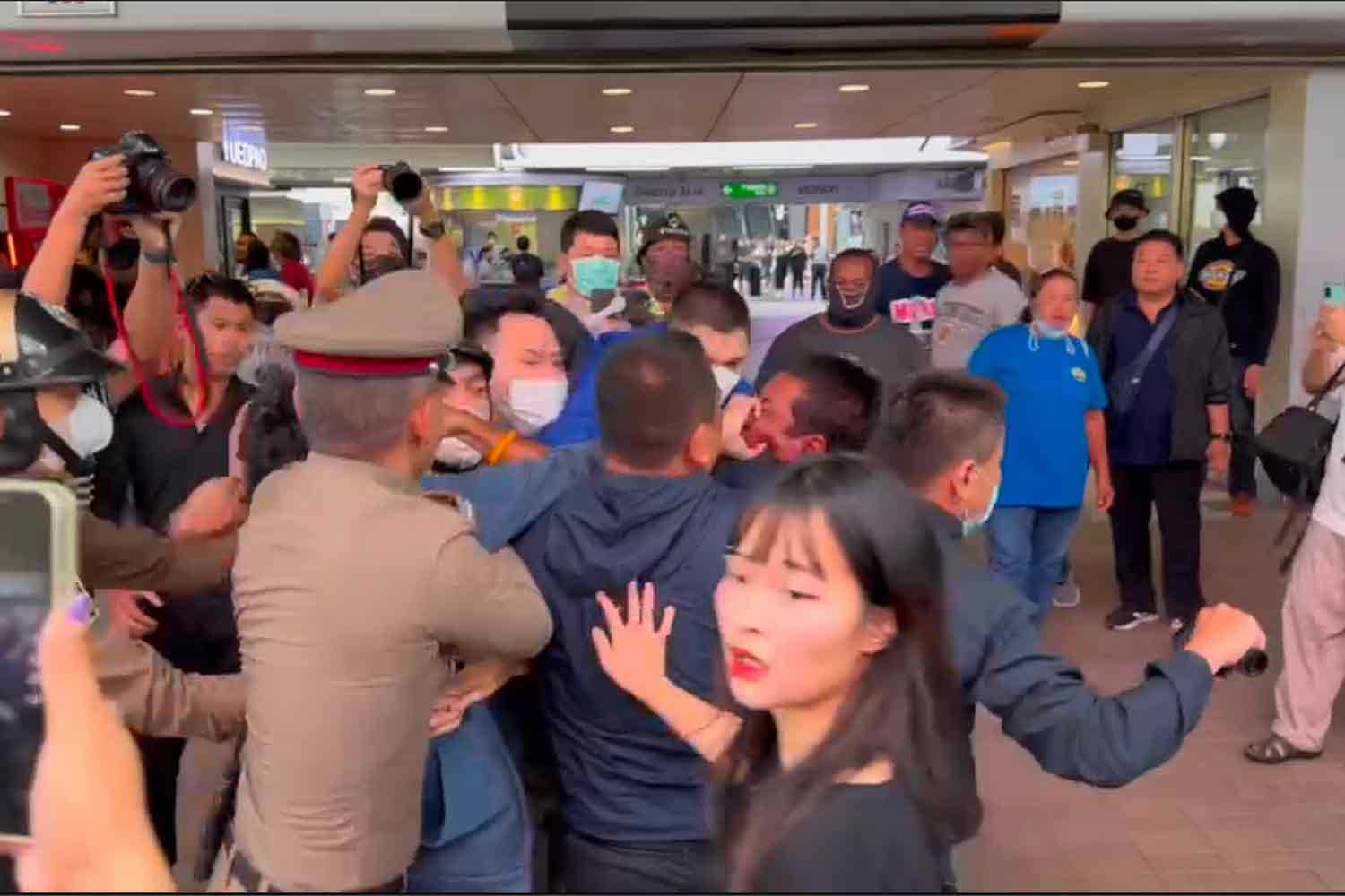 Движение вперед призвано призвать демонстрантов прекратить оскорблять королевскую семью