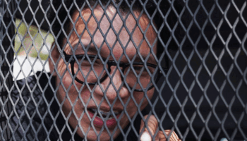 Журналистов арестовали за фотографии протестующего, пишущего граффити