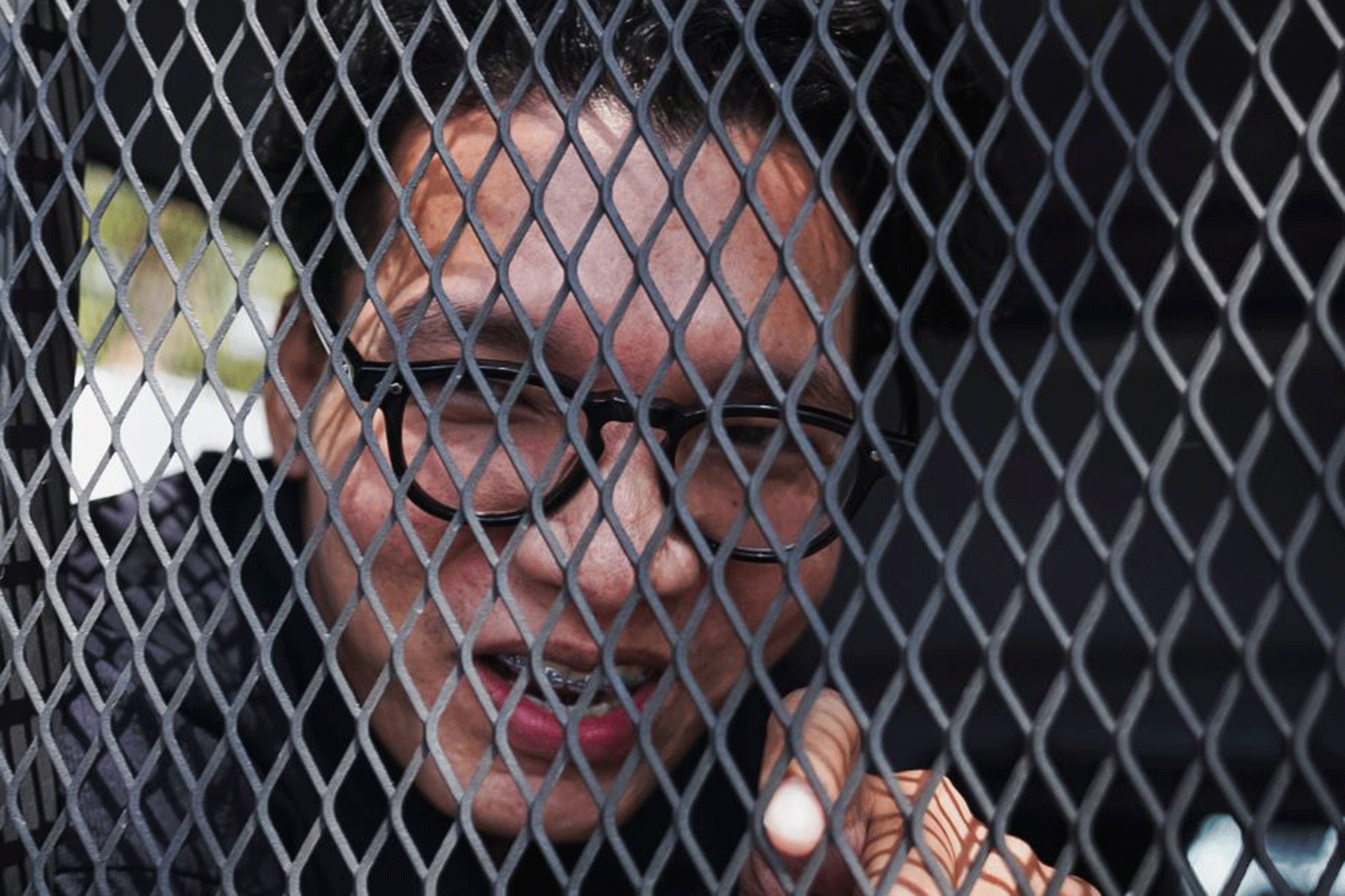 Журналистов арестовали за фотографии протестующего, пишущего граффити