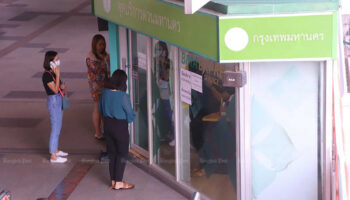 Лонгтейл с туристами перевернулся в море между Пхукетом и Краби