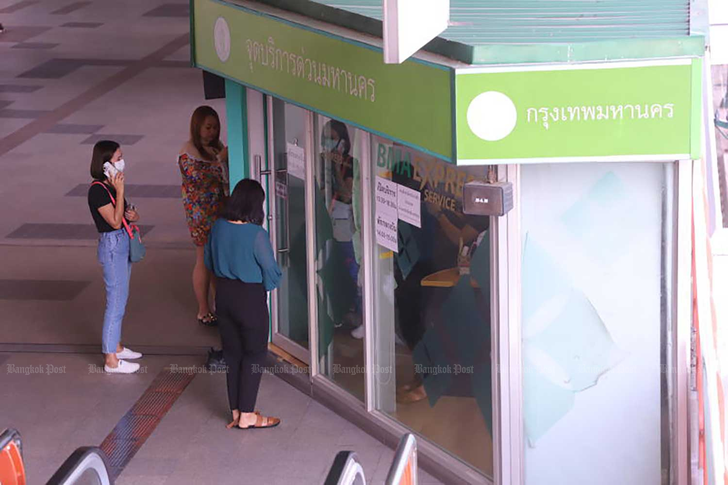 Лонгтейл с туристами перевернулся в море между Пхукетом и Краби