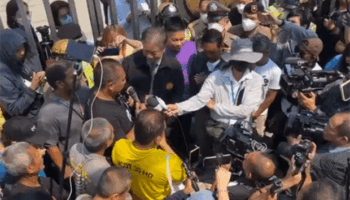 Митинг против освобождения Таксина, предупреждение о более масштабных протестах