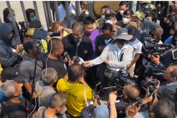 Митинг против освобождения Таксина, предупреждение о более масштабных протестах