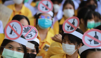 Таксист из Патонга оштрафован за танцы туриста на крыше тук-тука