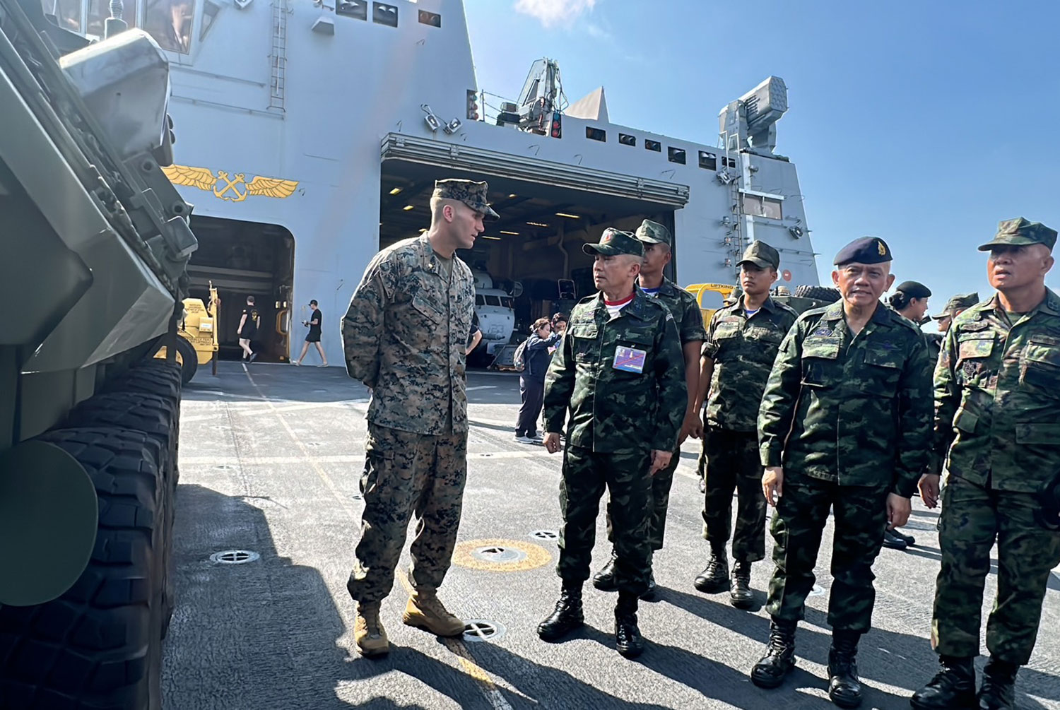 Главнокомандующий силами обороны ведет курсантов военно-морского флота изучать возможности американского эсминца "Сомерсет"