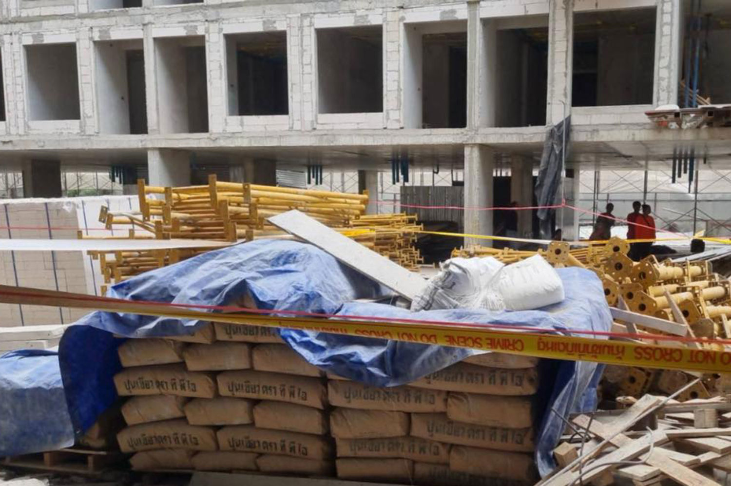 Женщина погибла в результате падения мешков с цементом