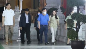 Таксин посещает Городской столп, выглядит здоровее