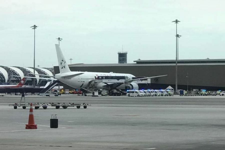 Аварийная посадка "Сингапурских авиалиний" унесла жизнь одного человека, 30 получили ранения