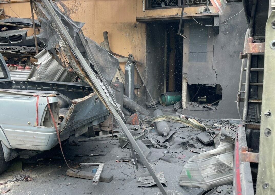 Взрыв кислородного баллона убил рабочего и повредил дом в Бангкоке