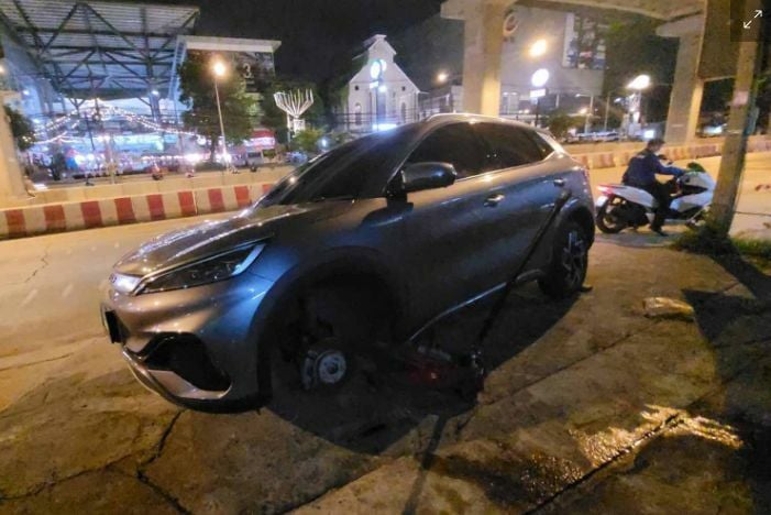 Выбоина в Самут-Пракане повредила 10 автомобилей, мотоциклист получил травму