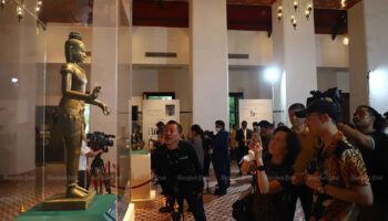 "Золотой мальчик" привлекает толпы зрителей