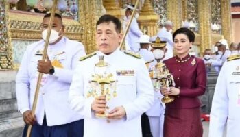 Королевское великолепие: Король и королева возглавляют церемонию Висакха Буча