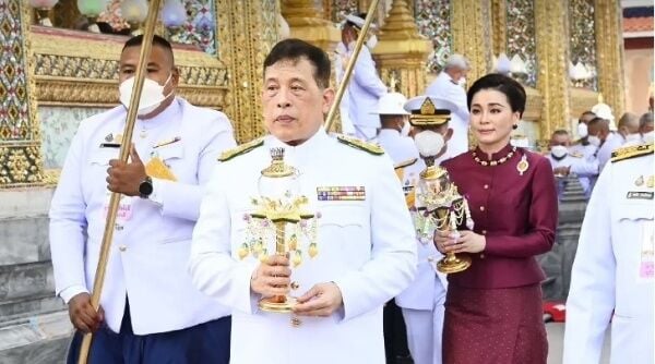 Королевское великолепие: Король и королева возглавляют церемонию Висакха Буча