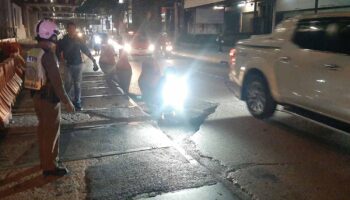 Повреждены автомобили, мотоциклист пострадал из-за проседания дороги