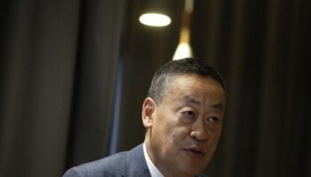 Премьер-министр Сретта изо всех сил пытается решить экономические проблемы