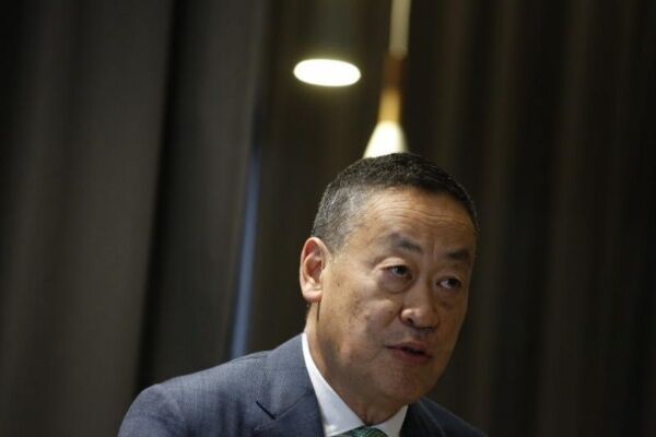 Премьер-министр Сретта изо всех сил пытается решить экономические проблемы