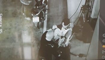 Пьяный иностранец, назвавшийся сотрудником иммиграционной службы, напал на работника PTT