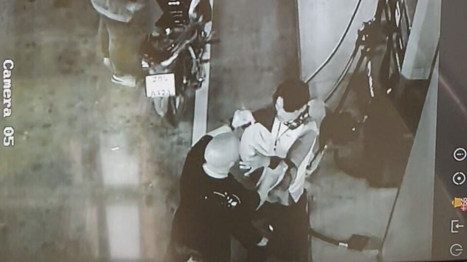 Пьяный иностранец, назвавшийся сотрудником иммиграционной службы, напал на работника PTT