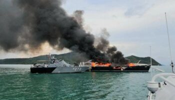 Роскошная яхта в бухте Чалонг охвачена пламенем