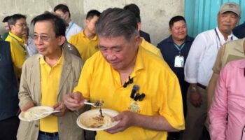 Старый рис цел, но кишит мертвыми жуками