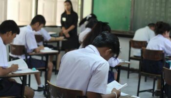 Тайские школьники бросают школу в середине учебного года с угрожающей скоростью