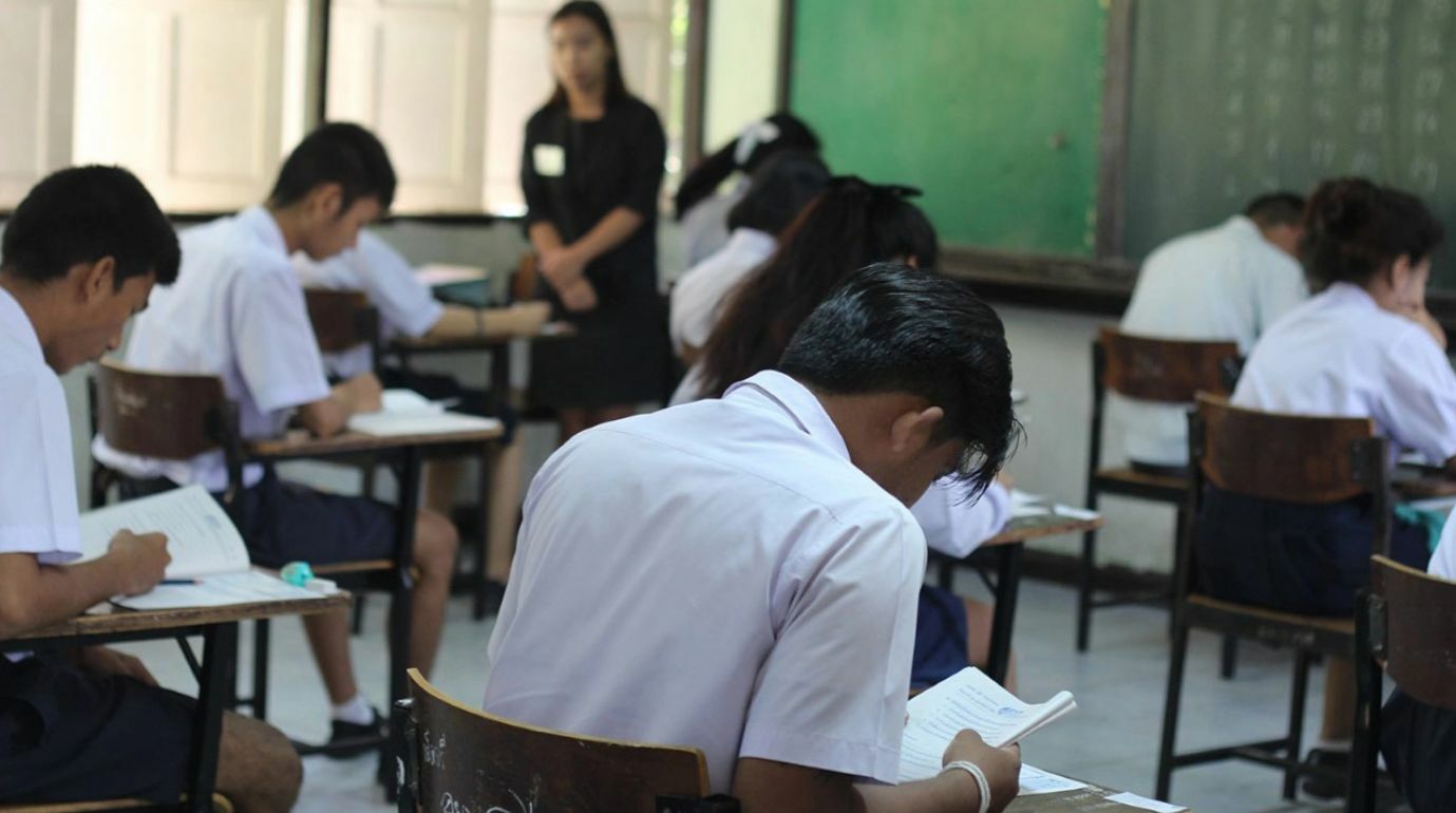 Тайские школьники бросают школу в середине учебного года с угрожающей скоростью