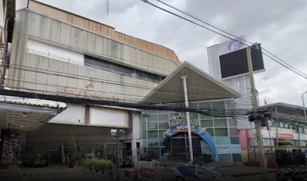 Универмаг Fairyland в Накхонсаване выставлен на продажу