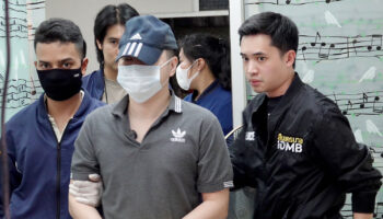 Учитель фортепиано обвиняется в непристойном нападении на девочку