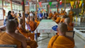 Фальшивые монахи устраивают священный переполох в частной фирме в Патхум Тани
