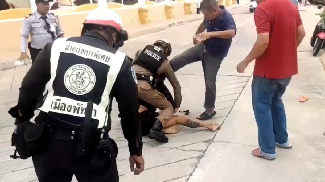 Ярость на дороге: мотоциклист ударил кулаком водителя микроавтобуса в Паттайе