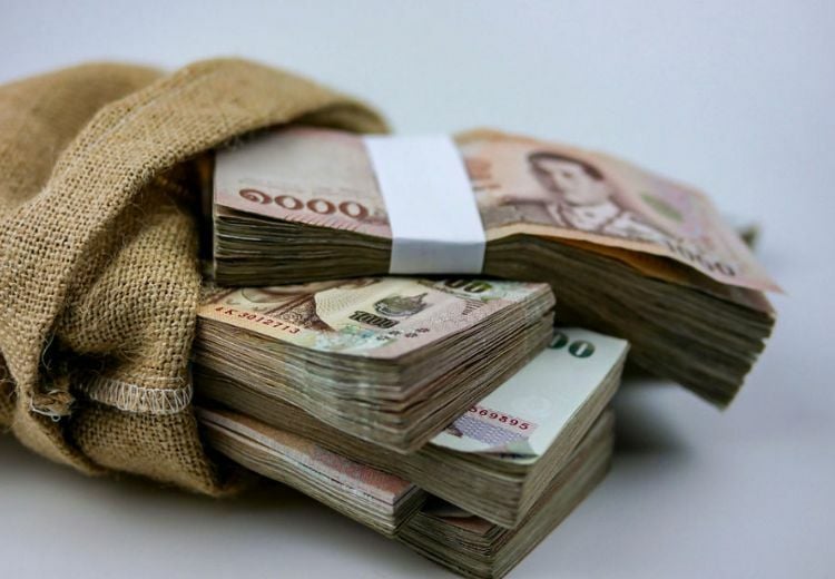 Бат достиг двухнедельного максимума, но сталкивается с долгосрочными рисками обесценивания