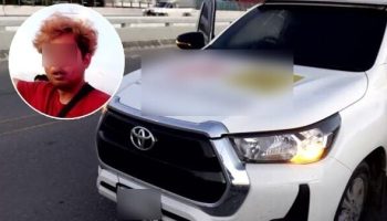 Водитель защищает парковку на мосту после того, как в результате столкновения пострадал мотоциклист