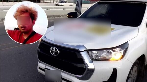 Водитель защищает парковку на мосту после того, как в результате столкновения пострадал мотоциклист