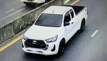 Водитель пикапа, размахивающий пистолетом, угрожает супружеской паре во время дорожного конфликта