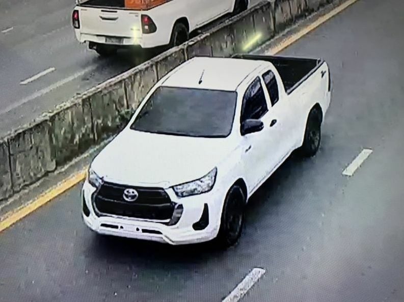 Водитель пикапа, размахивающий пистолетом, угрожает супружеской паре во время дорожного конфликта