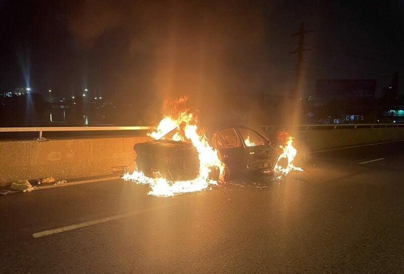 Водитель такси предупредил полицию о возгорании автомобиля на скоростной автомагистрали Бангкока