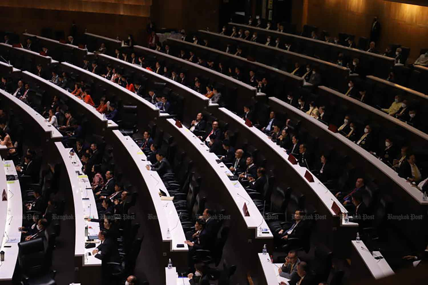 Выборы в Сенат начинаются неуверенно