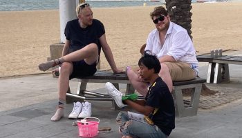 Глухой чистильщик обуви в Паттайе вдохновляет своей целеустремленностью и мастерством