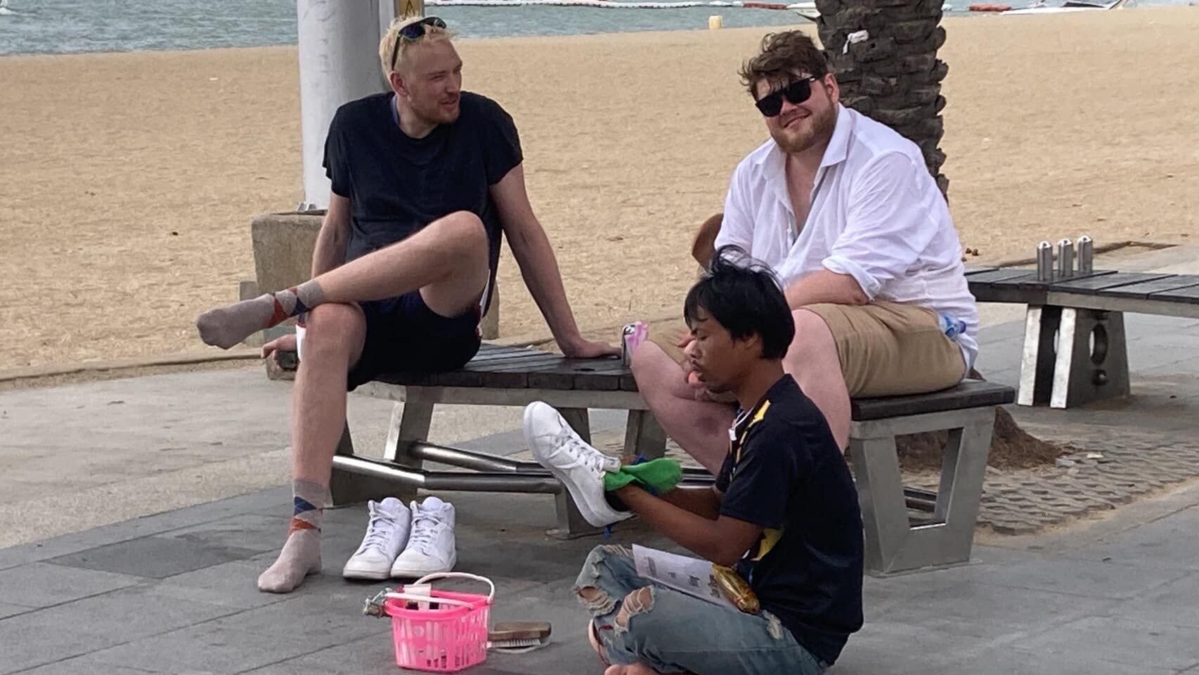 Глухой чистильщик обуви в Паттайе вдохновляет своей целеустремленностью и мастерством