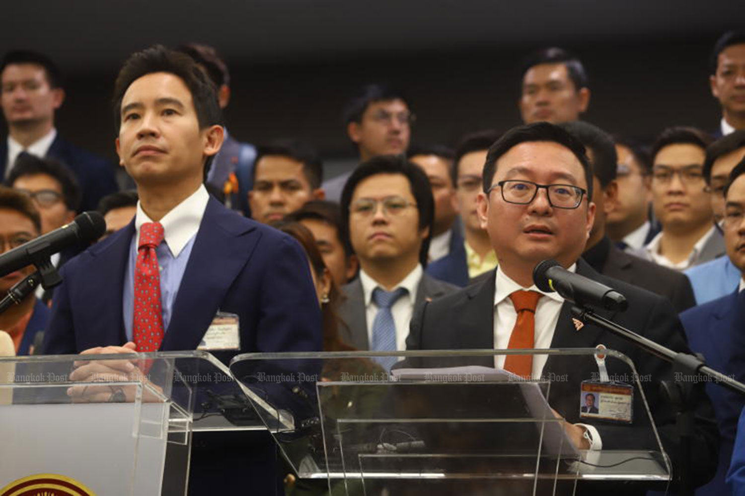 Движение вперед проделывает отверстия в корпусе опросного органа