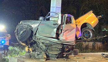 Двое погибли, когда пикап врезался в столб на шоссе в Канчанабури