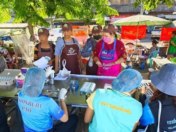 Департамент общественного здравоохранения проверяет безопасность продуктов питания на рынке Паттайи