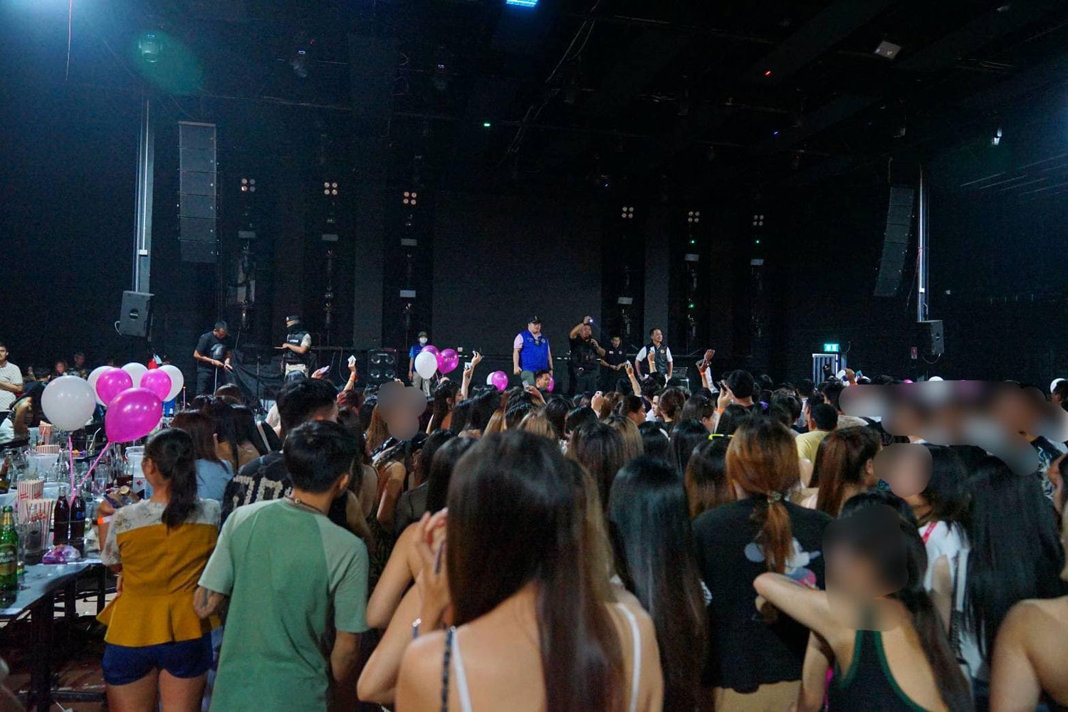 Десятки человек получили положительный результат на наркотики во время рейда в пабе "Чонбури"