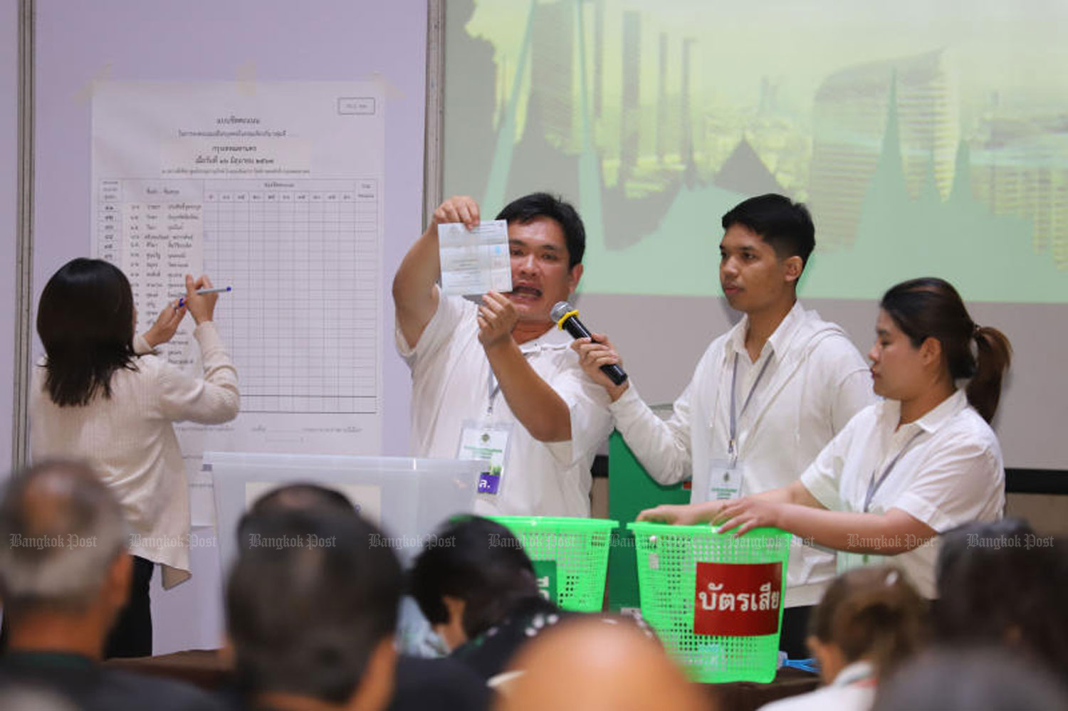 Еврокомиссию не беспокоит, что кандидаты обмениваются голосами