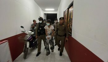 Женщина из Патхум Тани арестована за нападение на местных жителей с палками