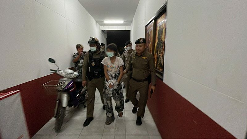 Женщина из Патхум Тани арестована за нападение на местных жителей с палками