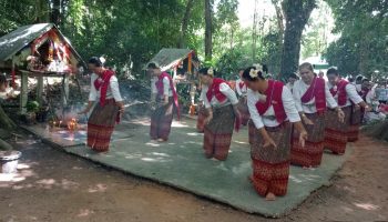 Жители деревни Каласин запускают ракеты во время церемонии, чтобы предсказать количество осадков